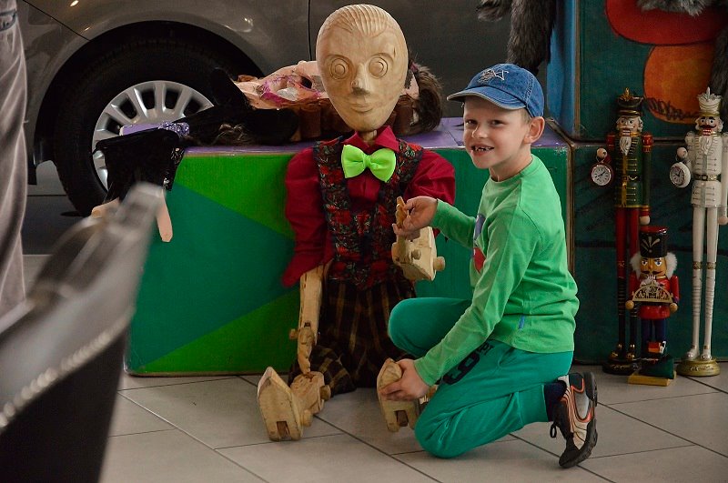 "Przygoda z Adasiem - by dzieci czuły się bezpiecznie na drogach" - ekspozycja kostiumów i rekwizytów teatralnych w Autoryzowanym Salonie marki Opel - Jastrzębski
