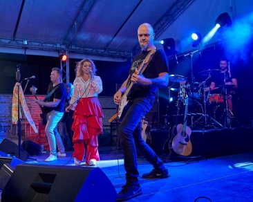 Kardamon na scenie IV Letniego Festiwalu pod muralem