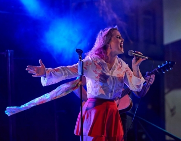 Kardamon na scenie IV Letniego Festiwalu pod muralem