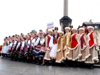 "Czas Poloneza", czyli ZPiT "Chodowiacy" im. A. Siwkiewicz w Święto Konstytucji 3 maja na Placu Zamkowym w Warszawie