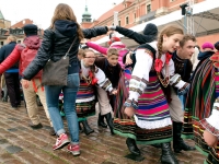 "Czas Poloneza", czyli ZPiT "Chodowiacy" im. A. Siwkiewicz w Święto Konstytucji 3 maja na Placu Zamkowym w Warszawie