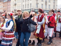 "Czas Poloneza", czyli ZPiT "Chodowiacy" im. A. Siwkiewicz w Święto Konstytucji 3 maja na Placu Zamkowym w Warszawie