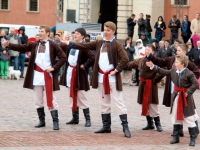 "Czas Poloneza", czyli ZPiT "Chodowiacy" im. A. Siwkiewicz w Święto Konstytucji 3 maja na Placu Zamkowym w Warszawie