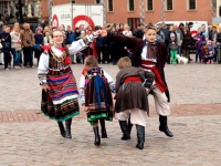 "Czas Poloneza", czyli ZPiT "Chodowiacy" im. A. Siwkiewicz w Święto Konstytucji 3 maja na Placu Zamkowym w Warszawie