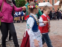 "Czas Poloneza", czyli ZPiT "Chodowiacy" im. A. Siwkiewicz w Święto Konstytucji 3 maja na Placu Zamkowym w Warszawie
