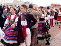 "Czas Poloneza", czyli ZPiT "Chodowiacy" im. A. Siwkiewicz w Święto Konstytucji 3 maja na Placu Zamkowym w Warszawie