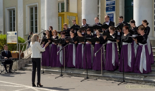 Chór Miasta Siedlce podczas uroczystości z okazji 15-lecia przystąpienia Polski do Unii Europejskiej