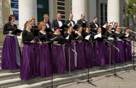 Chór Miasta Siedlce podczas uroczystości z okazji 15-lecia przystąpienia Polski do Unii Europejskiej