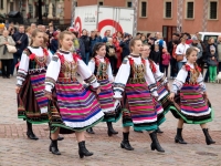"Czas Poloneza", czyli ZPiT "Chodowiacy" im. A. Siwkiewicz w Święto Konstytucji 3 maja na Placu Zamkowym w Warszawie