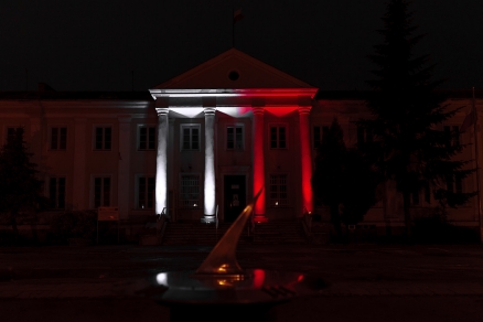 Patriotyczne iluminacje z okazji Dnia Flagi RP