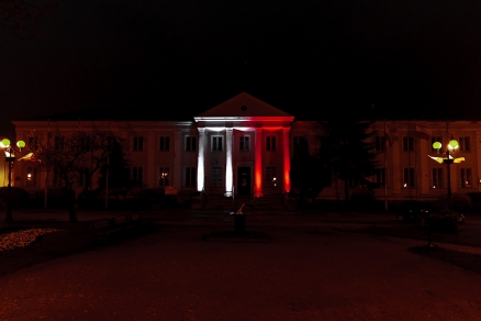 Patriotyczne iluminacje z okazji Dnia Flagi RP