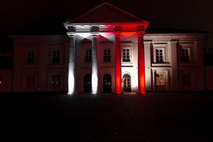 Patriotyczne iluminacje z okazji Dnia Flagi RP