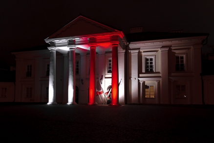 Patriotyczne iluminacje z okazji Dnia Flagi RP