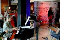 Wieczór poezji Barbary Maksymiuk i Agnieszki Zdanowskiej pt. "Wciśnięta w świat"