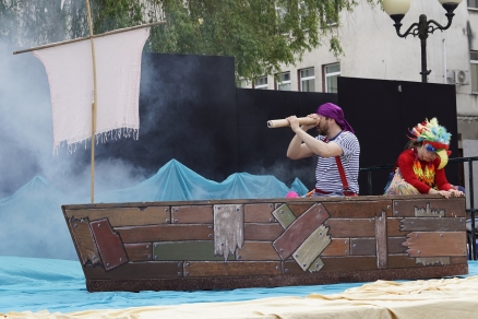 "O Piracie Buciorze..." na scenie CKiS pod muralem