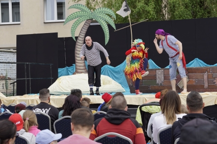 "O Piracie Buciorze..." na scenie CKiS pod muralem