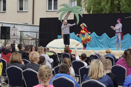 "O Piracie Buciorze..." na scenie CKiS pod muralem