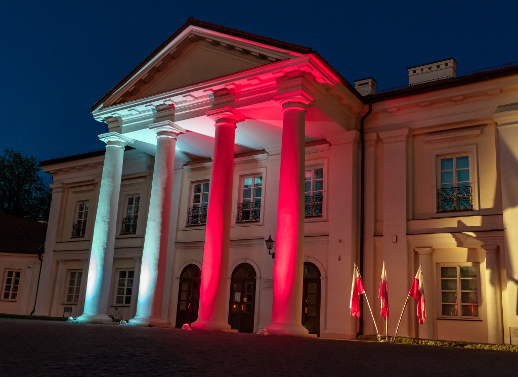 Patriotyczne iluminacje z okazji Dnia Flagi RP