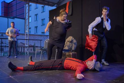 Wieczór bardzo komediowy - II Teatralne Spotkania pod muralem