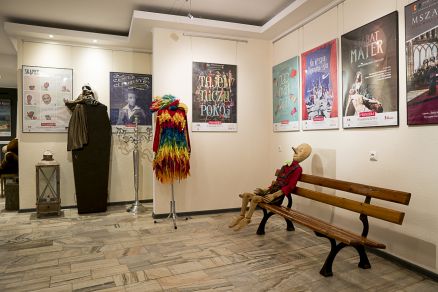 Wystawa plakatów, rekwizytów i kostiumów teatralnych