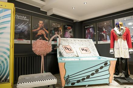 Wystawa plakatów, rekwizytów i kostiumów teatralnych