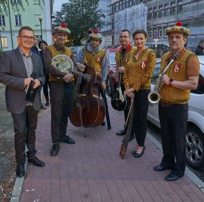 Warszawskie Combo Taneczne na scenie Letniego Festiwalu pod muralem