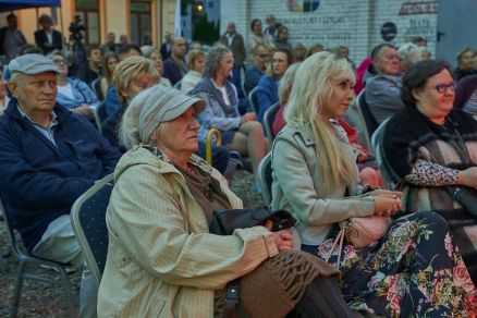 Warszawskie Combo Taneczne na scenie Letniego Festiwalu pod muralem