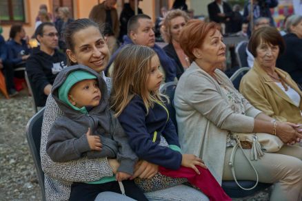 Warszawskie Combo Taneczne na scenie Letniego Festiwalu pod muralem