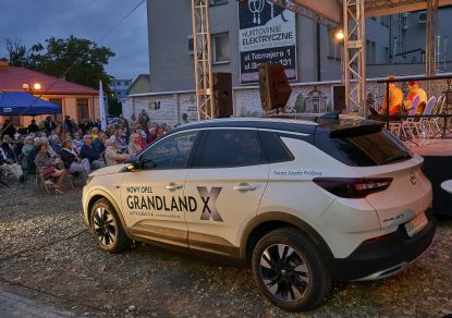 Warszawskie Combo Taneczne na scenie Letniego Festiwalu pod muralem