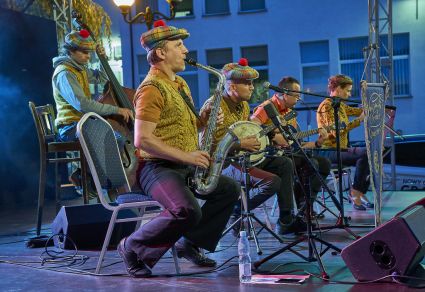 Warszawskie Combo Taneczne na scenie Letniego Festiwalu pod muralem