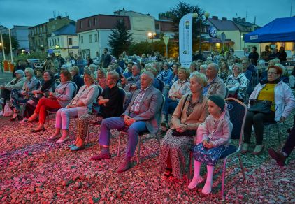 Warszawskie Combo Taneczne na scenie Letniego Festiwalu pod muralem