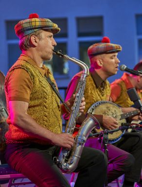 Warszawskie Combo Taneczne na scenie Letniego Festiwalu pod muralem