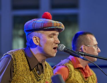 Warszawskie Combo Taneczne na scenie Letniego Festiwalu pod muralem
