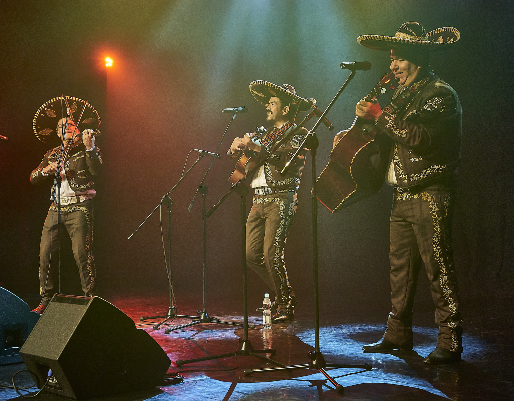 Mariachi Los Amigos na scenie Letniego Festiwalu pod muralem