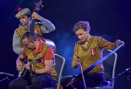 Warszawskie Combo Taneczne na scenie Letniego Festiwalu pod muralem