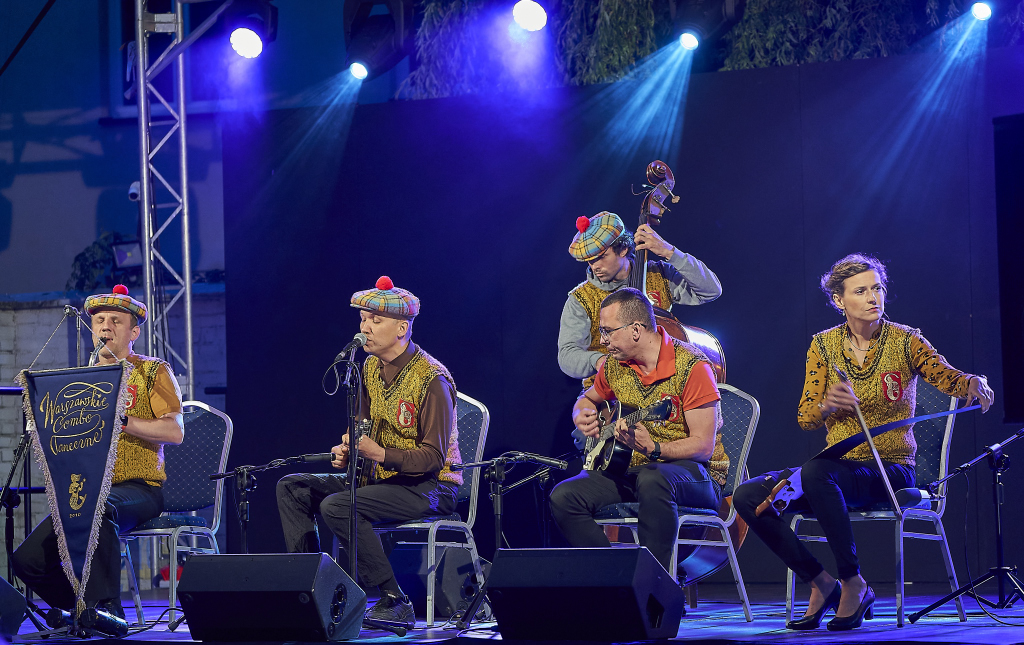 Warszawskie Combo Taneczne na scenie Letniego Festiwalu pod muralem