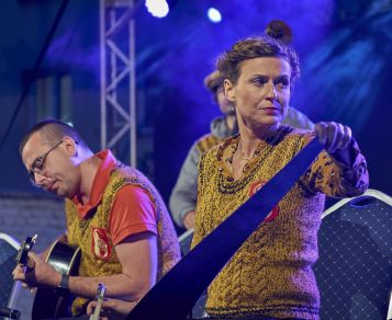 Warszawskie Combo Taneczne na scenie Letniego Festiwalu pod muralem