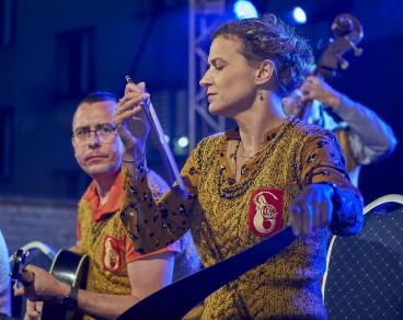 Warszawskie Combo Taneczne na scenie Letniego Festiwalu pod muralem