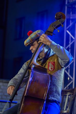 Warszawskie Combo Taneczne na scenie Letniego Festiwalu pod muralem