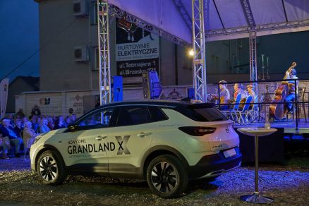 Warszawskie Combo Taneczne na scenie Letniego Festiwalu pod muralem