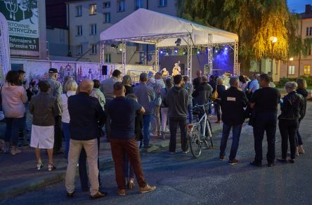 Warszawskie Combo Taneczne na scenie Letniego Festiwalu pod muralem