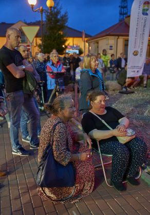Warszawskie Combo Taneczne na scenie Letniego Festiwalu pod muralem