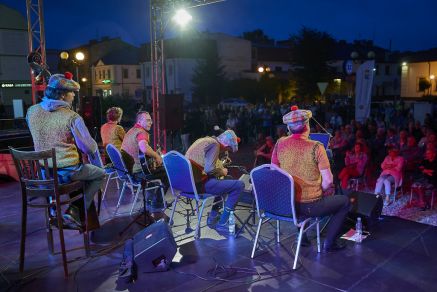 Warszawskie Combo Taneczne na scenie Letniego Festiwalu pod muralem