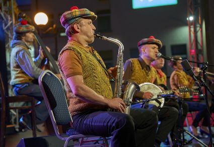 Warszawskie Combo Taneczne na scenie Letniego Festiwalu pod muralem