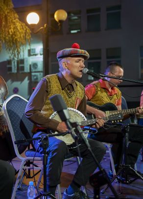 Warszawskie Combo Taneczne na scenie Letniego Festiwalu pod muralem