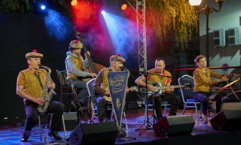 Warszawskie Combo Taneczne na scenie Letniego Festiwalu pod muralem