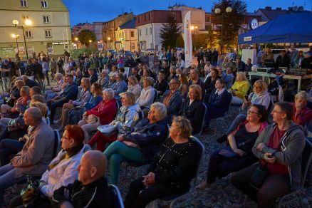 Warszawskie Combo Taneczne na scenie Letniego Festiwalu pod muralem