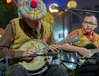 Warszawskie Combo Taneczne na scenie Letniego Festiwalu pod muralem