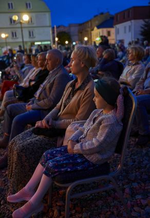 Warszawskie Combo Taneczne na scenie Letniego Festiwalu pod muralem