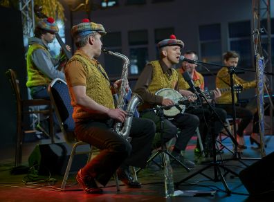 Warszawskie Combo Taneczne na scenie Letniego Festiwalu pod muralem